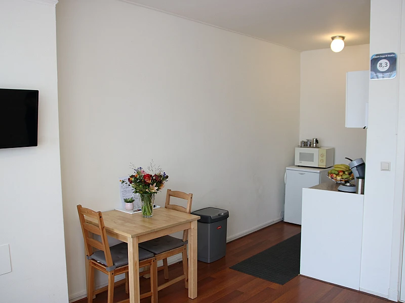 Dining Area and kitchen Albert Cuyp III B studio Amsterdam