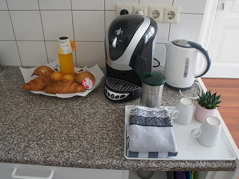 Coffee machine and kettle Albert Cuyp III B studio Amsterdam