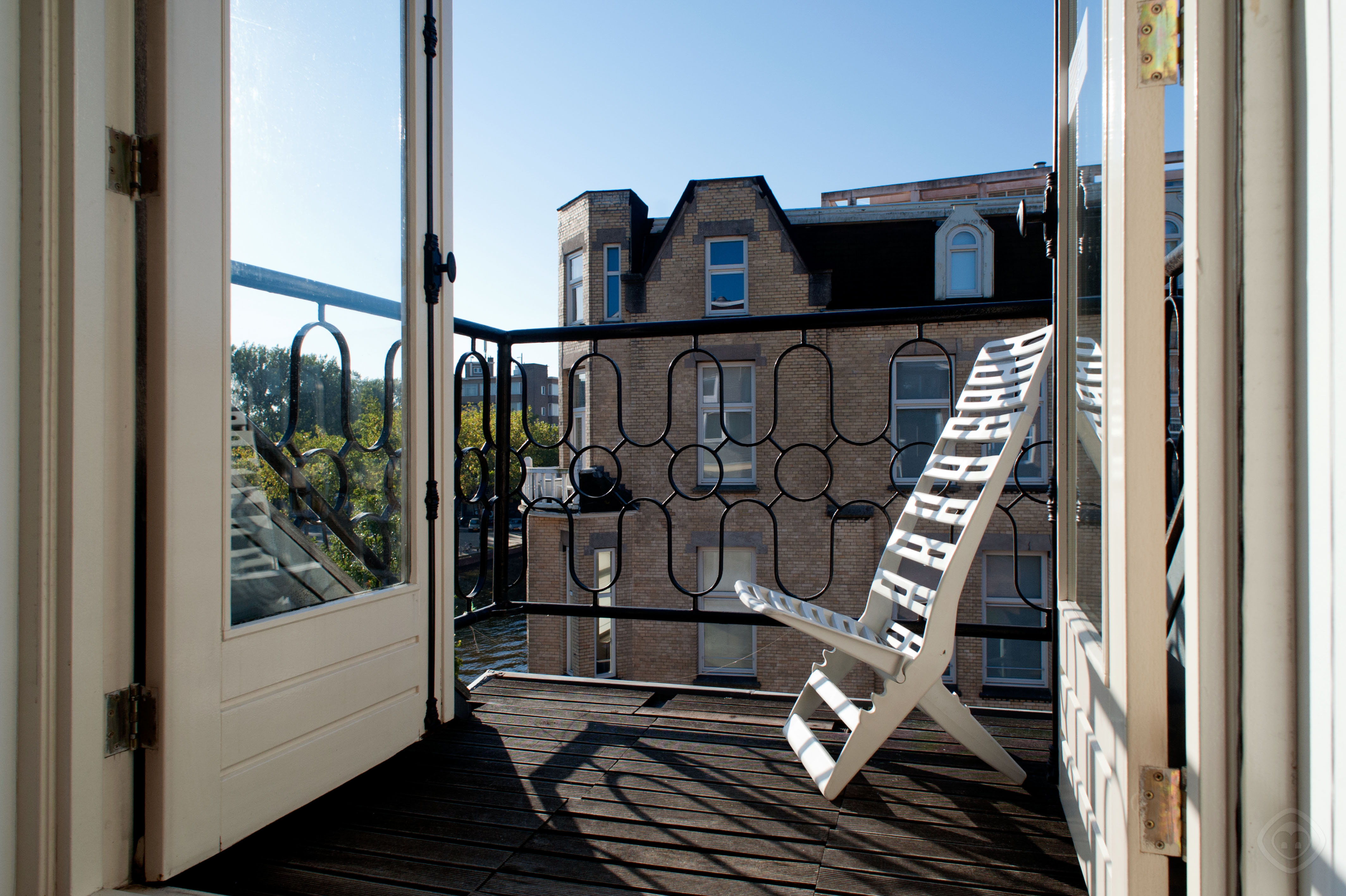 Bedroom with the view of balcony Canal Holiday apartment Amsterdam