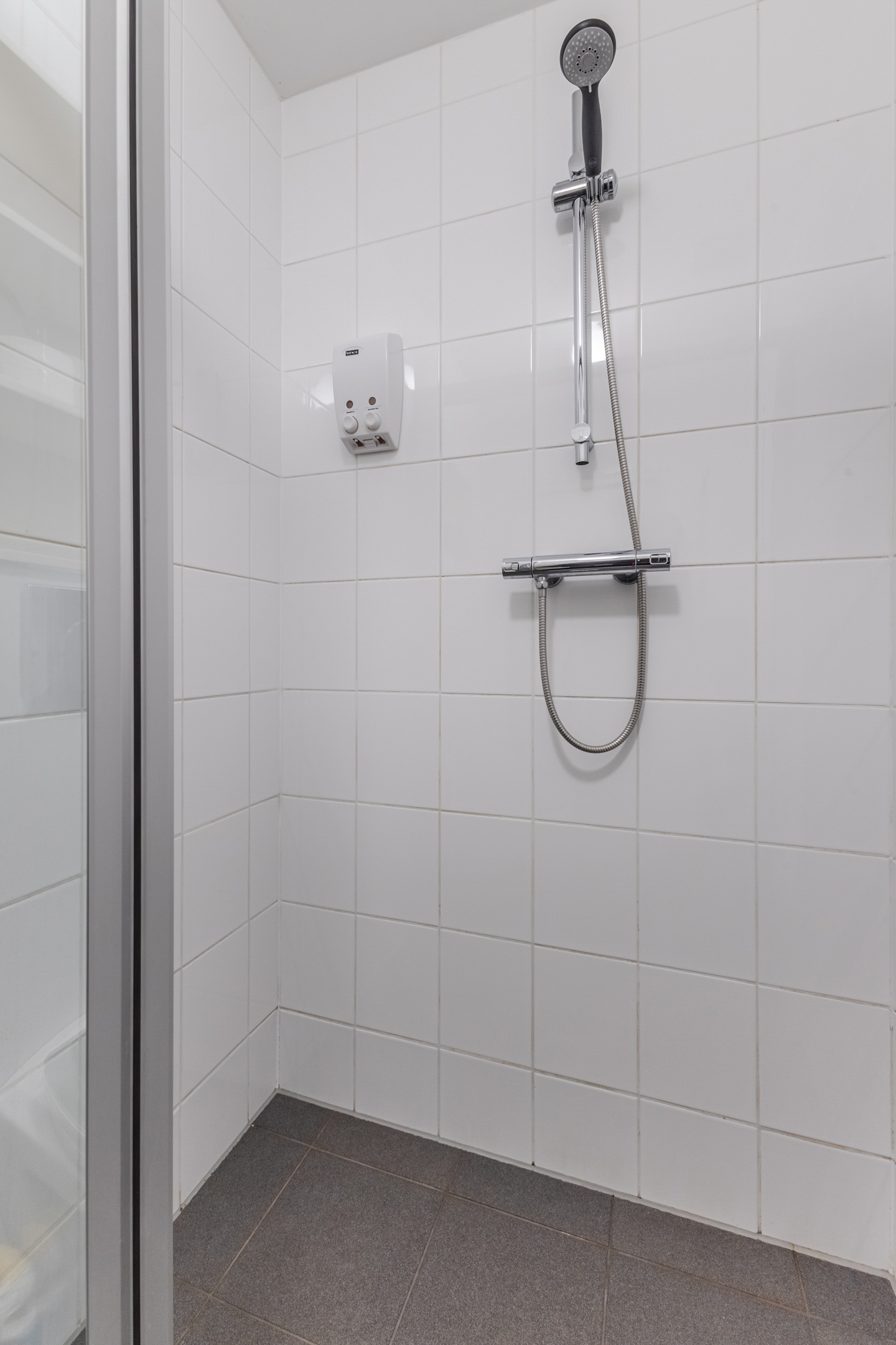 Shower Albert Cuypstraat III B studio Amsterdam
